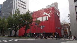 大阪府大阪市中央区西心斎橋に有ります。ここでは、ＰＵＭＡの靴をはじめとして、ウェアやバッグ等、様々なグッズを販売していますので、楽しめます。