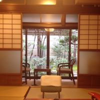 天井も高く広縁から庭が見渡せるため狭さを感じさせない6畳和室