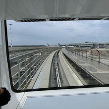 ターミナル3のサテライトへはモノレールで移動。