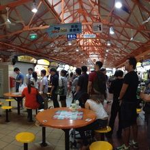 人気店にはこんな感じで行列ができてます。