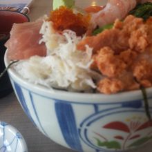 並盛だと、器の8分目くらいにすべて収まってしまう