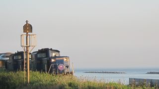 東室蘭を出た列車が波打ち際近くまで迫る