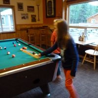 レストラン内のビリヤード台