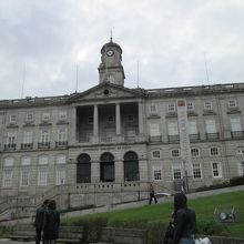 斜面に建っている