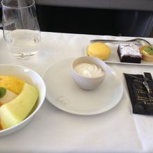 機内食のデザートとフルーツ。紅茶はフォションです。