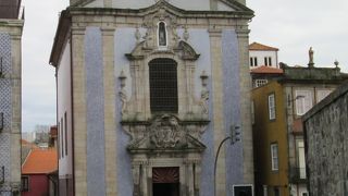 派手ではないが目を引く教会