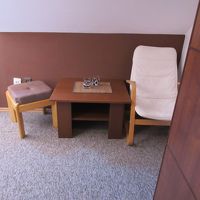 3階屋根裏部屋で、壁が傾斜している。