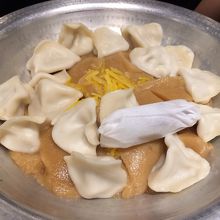 炊餃子。茶色いのはスープの塊です。