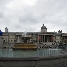広場から、ナショナルギャラリーを