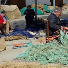 プラヤ・スールそばの漁港では、魚網繕いの人々も見られました。