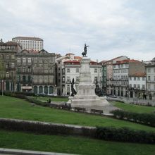 中央にエンリケ往時の像が立っている。