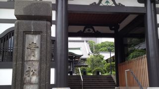 かなり立派なお寺です。