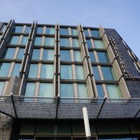 駅を正面に見て右手側にあります