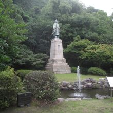 「島津久光公像」後ろの「城山」