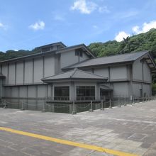 「黎明館」後ろの「城山」