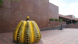 草間彌生さんの黄色い南瓜があります。