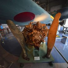 右翼とエンジン