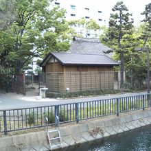 文化財の「旧大石家住宅」などが水路沿いに建っています。