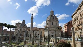 螺旋状に描かれたレリーフ