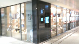 外国人が見ても楽しめる伝統工芸品コーナーもあり