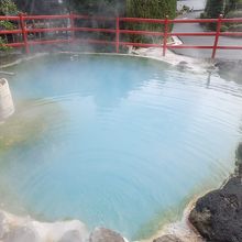 コバルトブルーの池