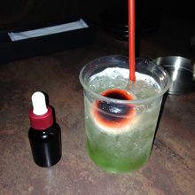 なぜか監獄と関係なくビーカーに入った目玉