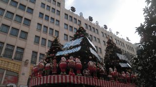 繁華街の南京東路にある