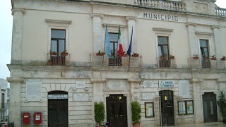 町の中心にある