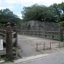 大手門へと続く石橋を渡ります