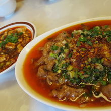 手前・・・水煮牛　左・・・麻婆豆腐