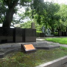 左手にあるのが「旧第七高等学校造士館跡」を示す碑の数々ですね