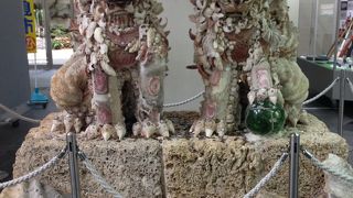 吹き抜けのホールから自然光が柔らかく差し込む空港です