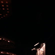 直通エレベータは動き出すと宇宙のように真っ暗になります。