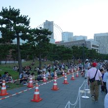 特別鑑賞席から芝生エリアを見ると