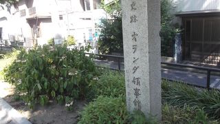 公園の背後は京急のホーム、歴史偲ぶには？