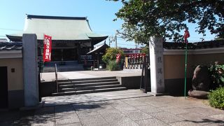 線路が近い・背後に電車が走る寺・・