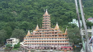 13階建てのお城のようなヒンドゥー寺院