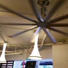 巨大なシーリングファンが回ってます