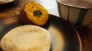 和菓子とお茶で、店内でホッと一息
