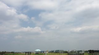 航空機が頭上スレスレを飛行する公園！