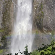 続くトレイルを少し上がると、滝に虹が見えました。