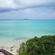 池間大橋を渡ってすぐの砂浜！