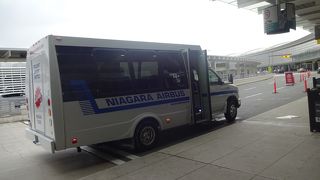 料金高めだが、便利……滝周辺のホテルからピックアップしてもらいトロント空港へ。