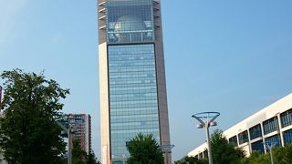 駅前のビルの中にあります