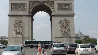 ルーブルから歩いて。ミュージアムパスがあるのでスムースに。