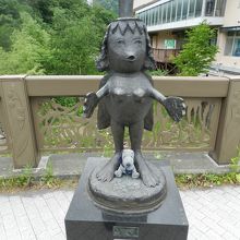 「月見橋」にいるカッパ像