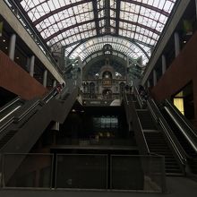 駅の中央部分。吹き抜けで素敵な駅です