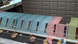 彩ゆたかなサブレが所狭しと並べて有って、また、ディスプレィも凝っているので、一目を惹く仕様となっていると思います。