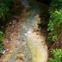 谷を流れる川