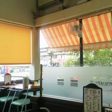 店内雰囲気　隣のテーブルが出て行って直ぐですみません